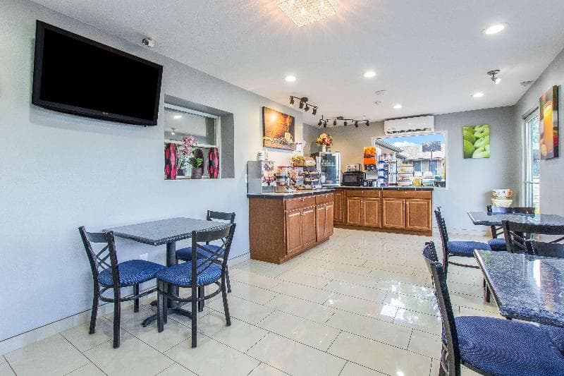Knights Inn & Suites Salem 1