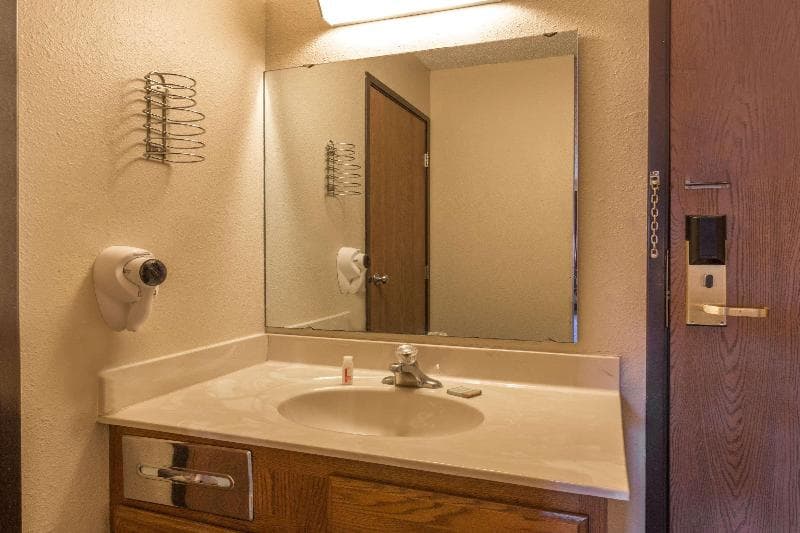 Super 8 By Wyndham Hartford 3