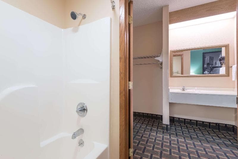 Super 8 By Wyndham Mount Carmel 3