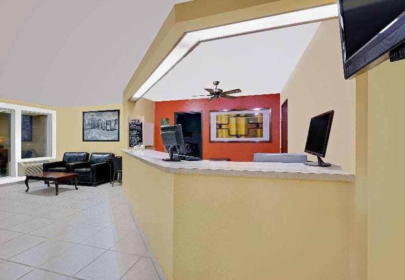 Super 8 By Wyndham Rock Port 4