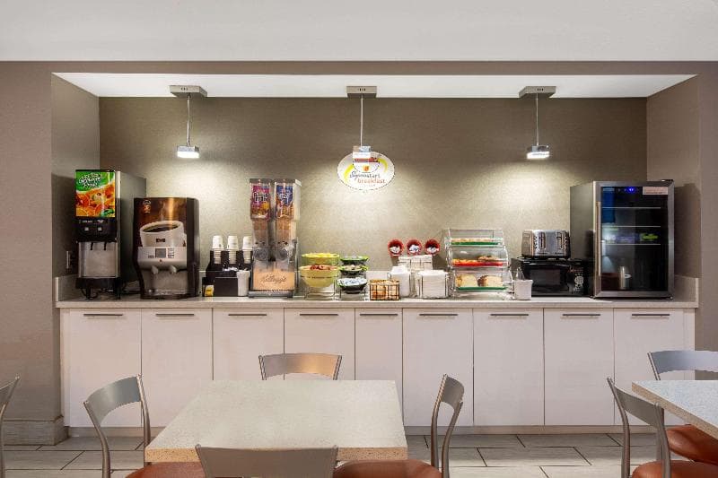 Super 8 by Wyndham Ottawa photo 1