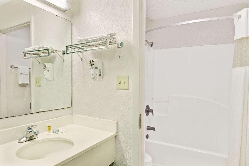 Travelodge Suites By Wyndham Macclenny 1