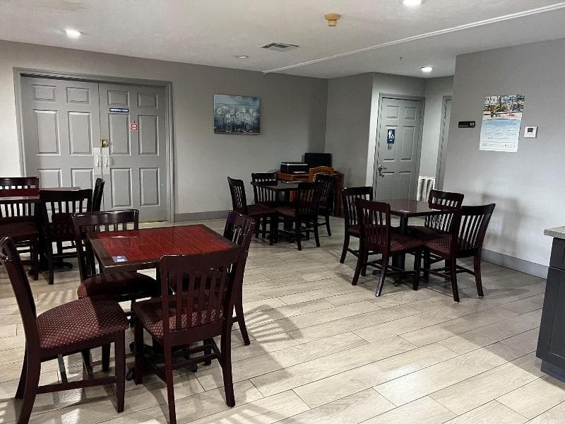 Super 8 By Wyndham Sealy 2