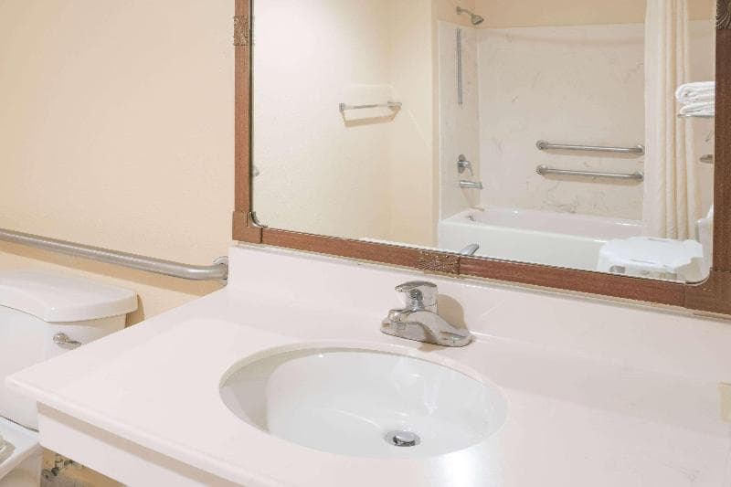 Super 8 By Wyndham Sealy 3