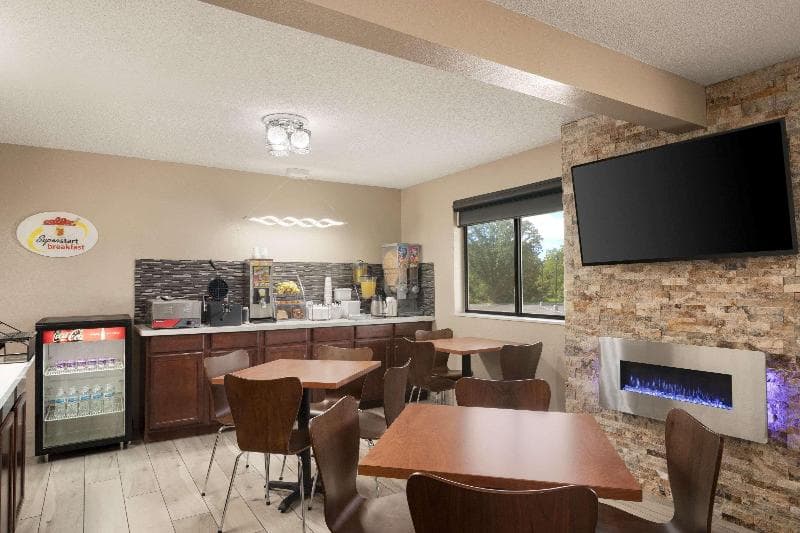 Super 8 By Wyndham Mayfield photo 1
