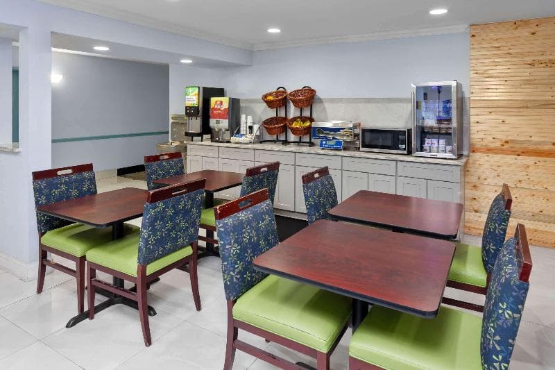 Days Inn & Suites By Wyndham Siler City photo 1