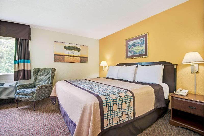 Days Inn & Suites By Wyndham Siler City 2