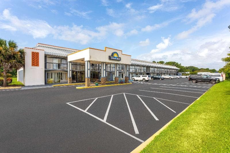Days Inn by Wyndham Wildwood I-75 3