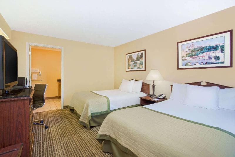 Baymont By Wyndham Forest City 4
