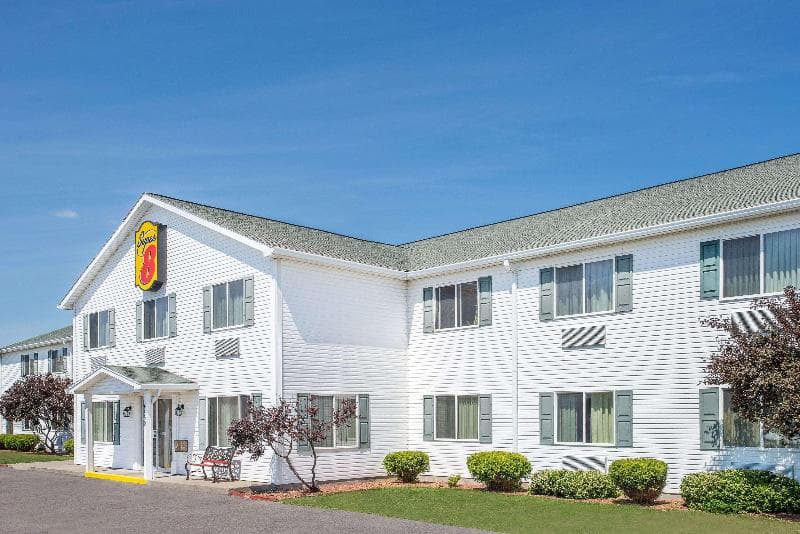 Super 8 by Wyndham Canandaigua 4