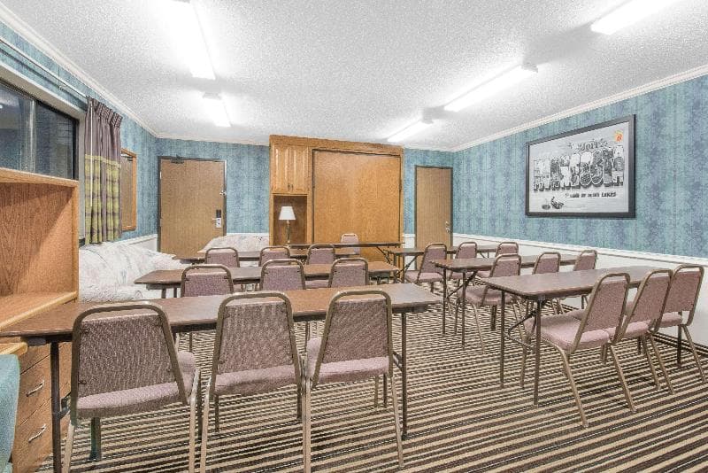 Super 8 By Wyndham Morris 1
