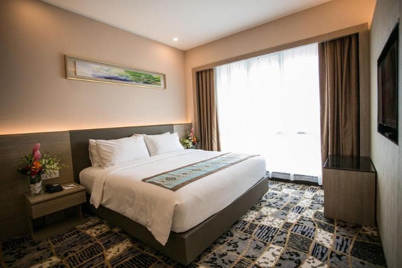 V8 Hotel 5