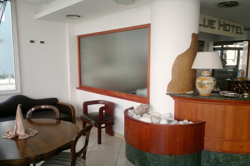 Blue Hotel 4