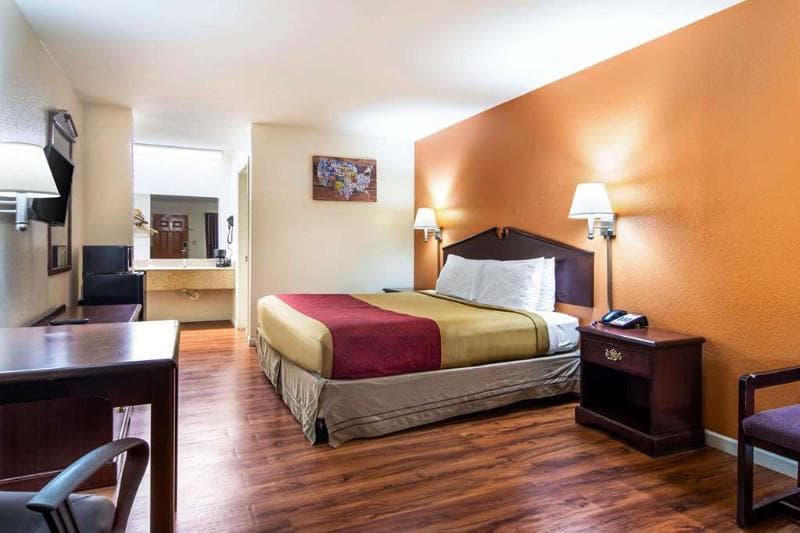 Econo Lodge Inn & Suites 1