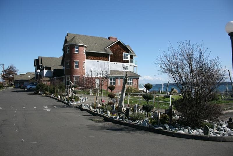 The Tides Inn & Suites 4