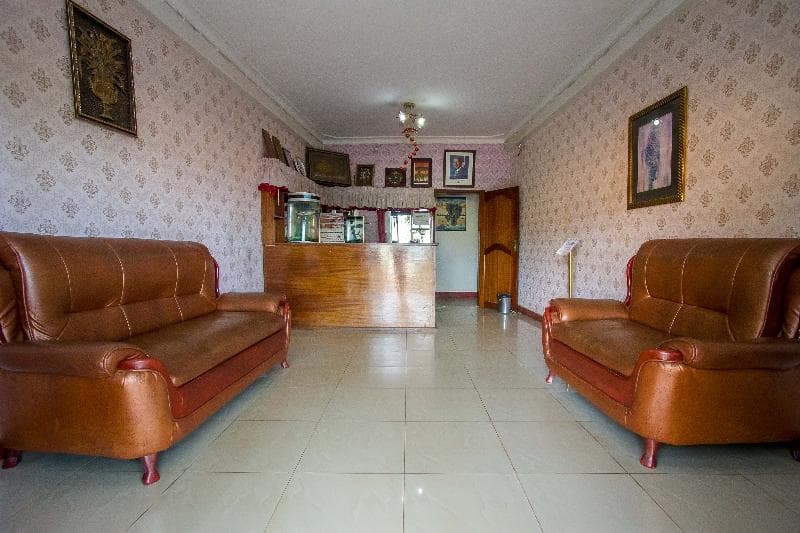 Chez Johnson Muyenga 3