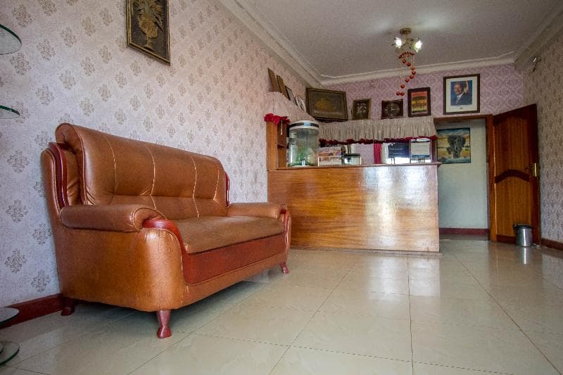 Chez Johnson Muyenga 4