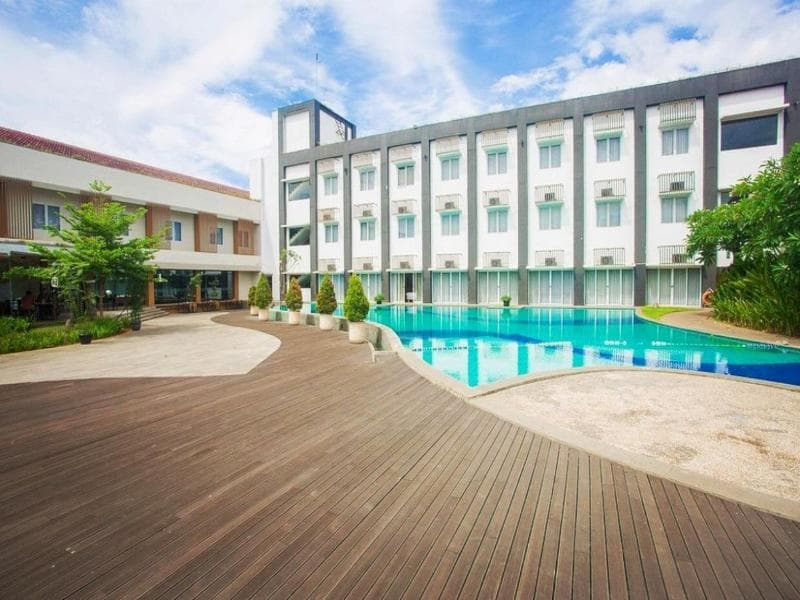 Front One Akshaya Hotel Karawang 5