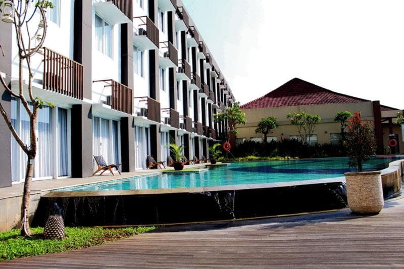 Front One Akshaya Hotel Karawang 4