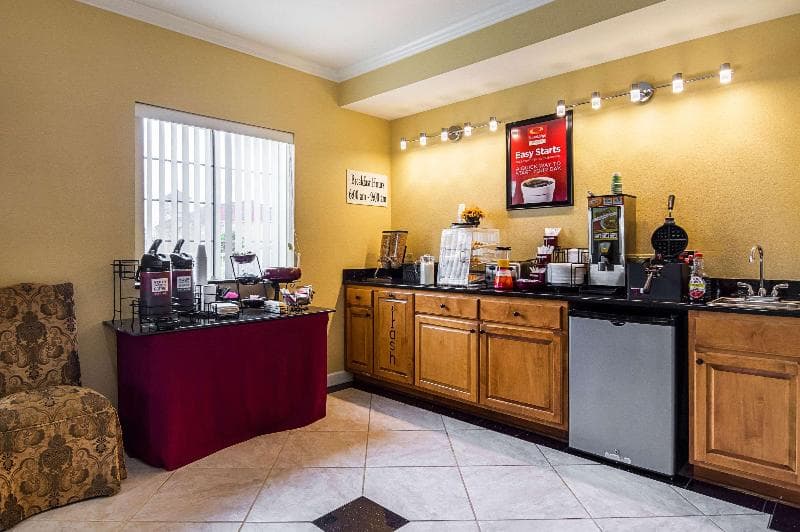 Econo Lodge Inn & Suites 2