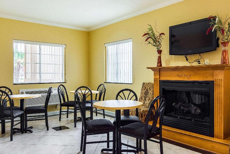 Econo Lodge Inn & Suites 4