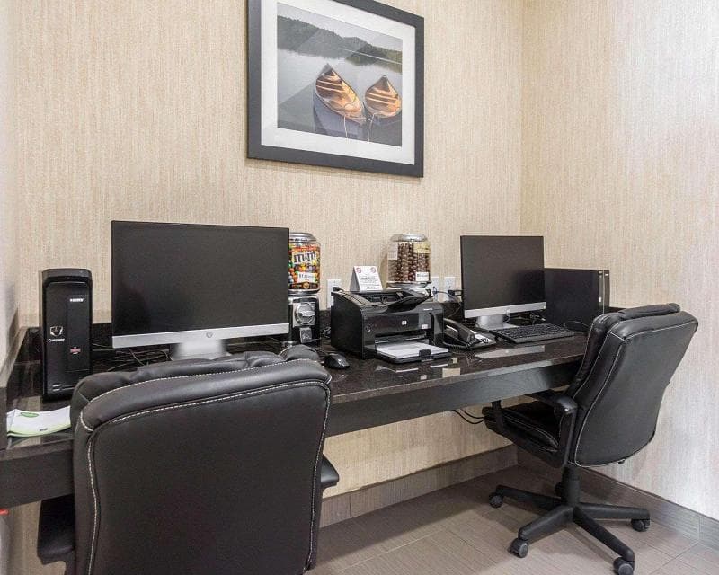 Comfort Inn & Suites 4