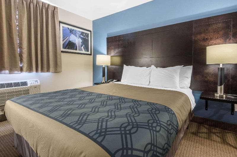Econo Lodge 4