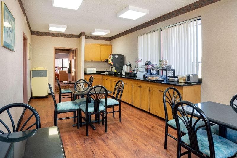 Econo Lodge Inn & Suites photo 1