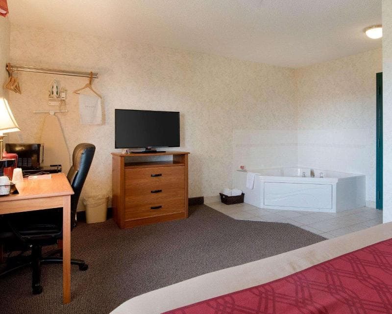 Econo Lodge Inn & Suites 2