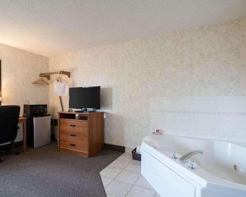 Econo Lodge Inn & Suites 3