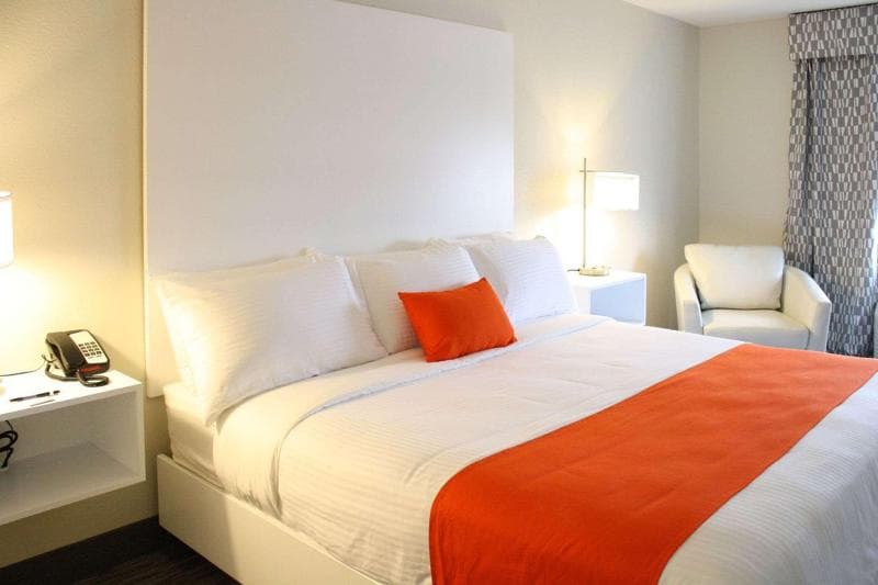 Schoenbrunn Inn & Suites 3