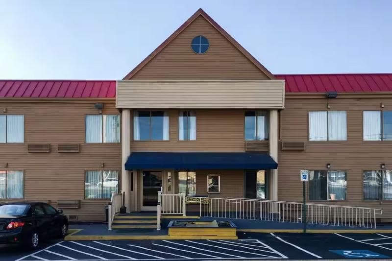 Days Inn By Wyndham Thomson photo 1