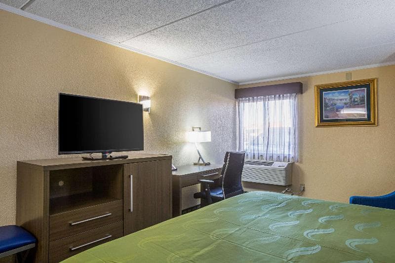 Quality Inn & Suites near Six Flags East 4