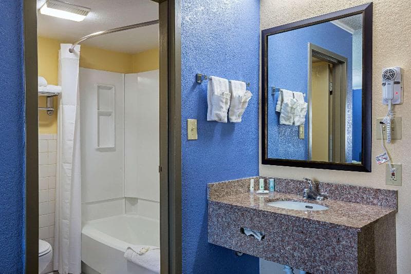 Quality Inn & Suites near Six Flags East 5
