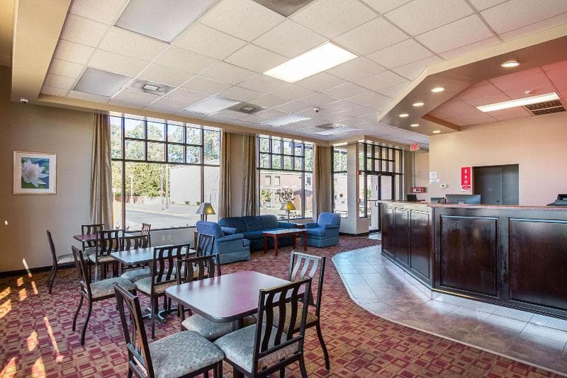 Econo Lodge 3
