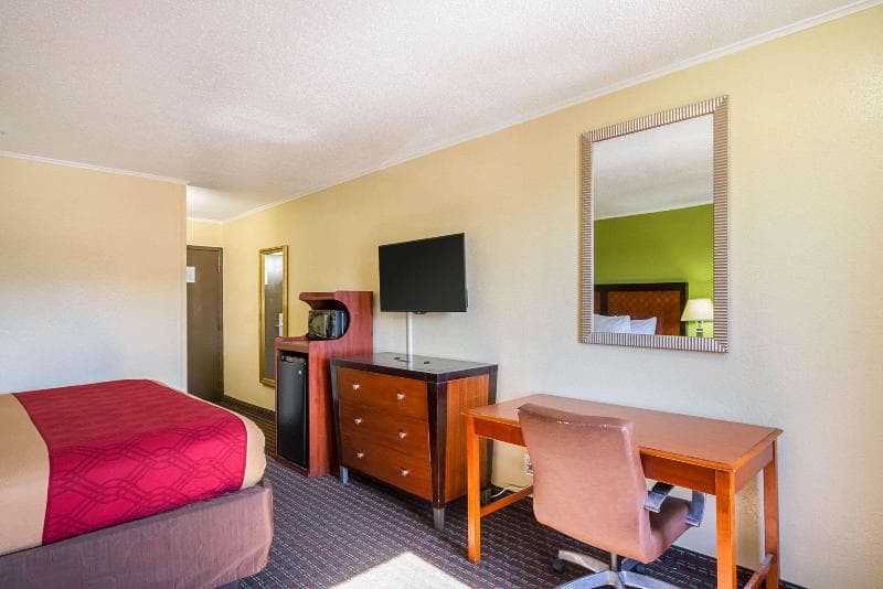 Econo Lodge 2