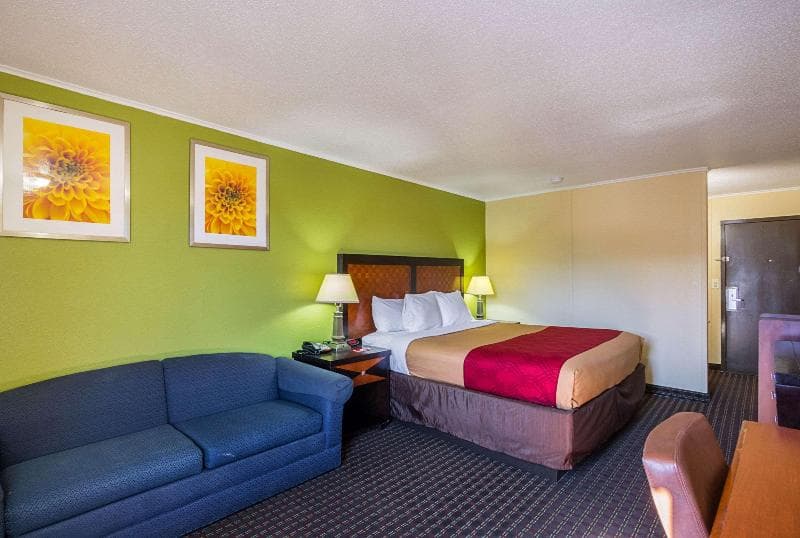 Econo Lodge 4