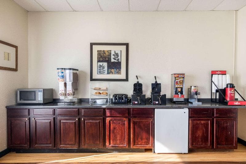Econo Lodge Inn & Suites Conference Center 3