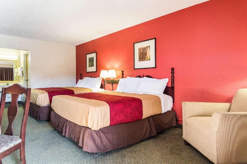 Econo Lodge Inn & Suites Conference Center 4