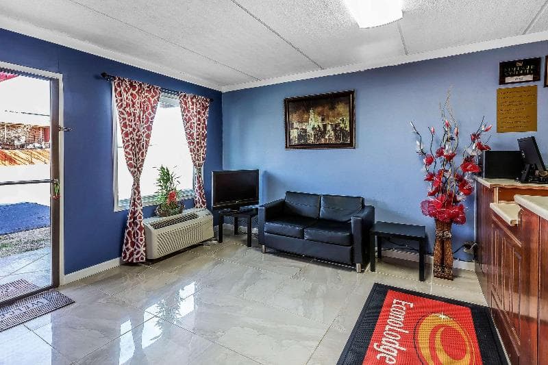 Econo Lodge 4