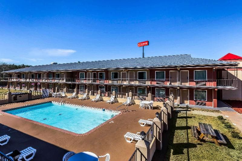 Econo Lodge 5