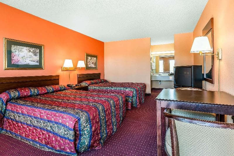 Econo Lodge 3