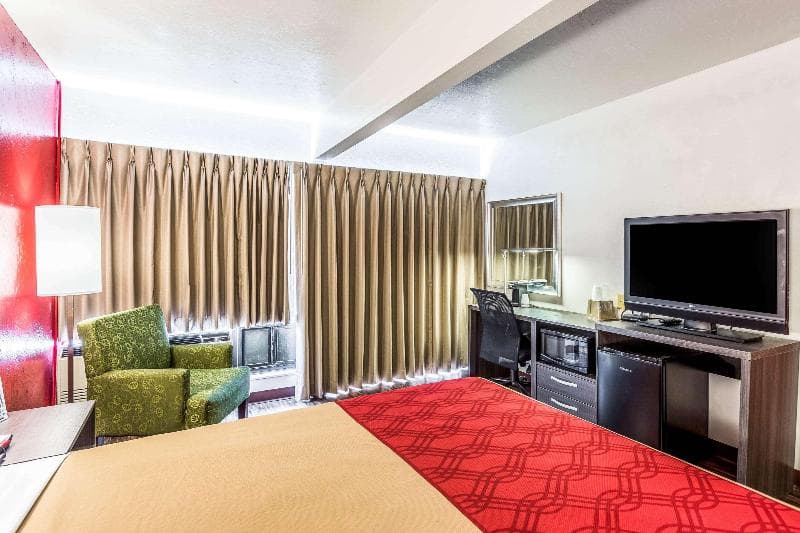 Econo Lodge 3