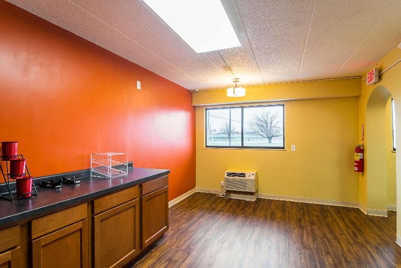 Econo Lodge South Holland 3