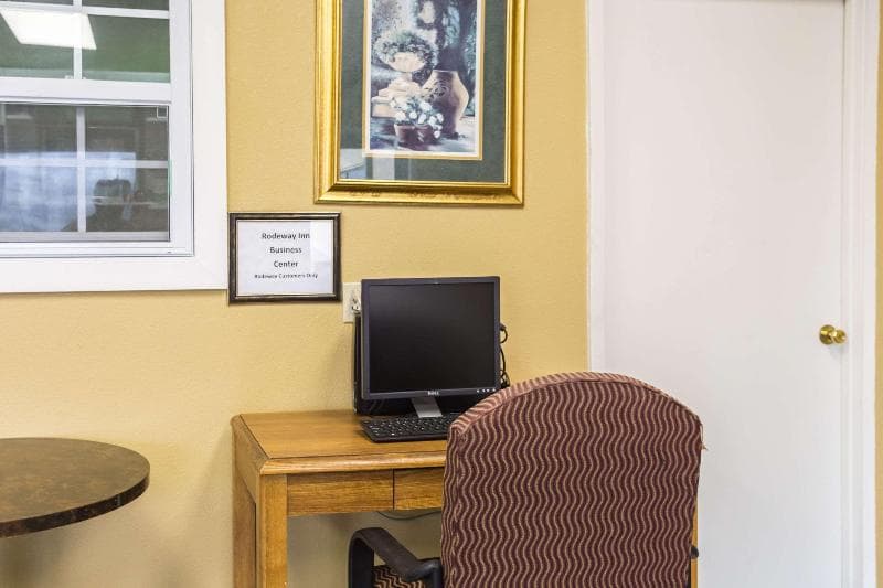 Rodeway Inn photo 1