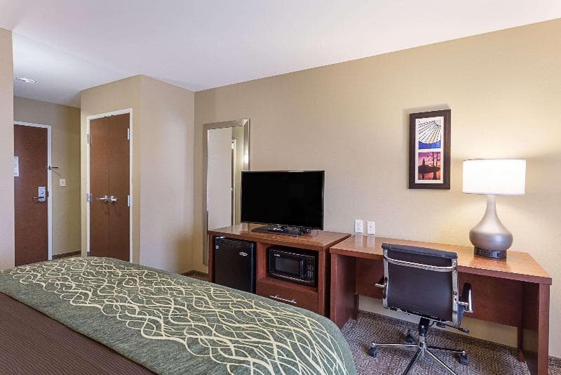 Comfort Inn & Suites 3