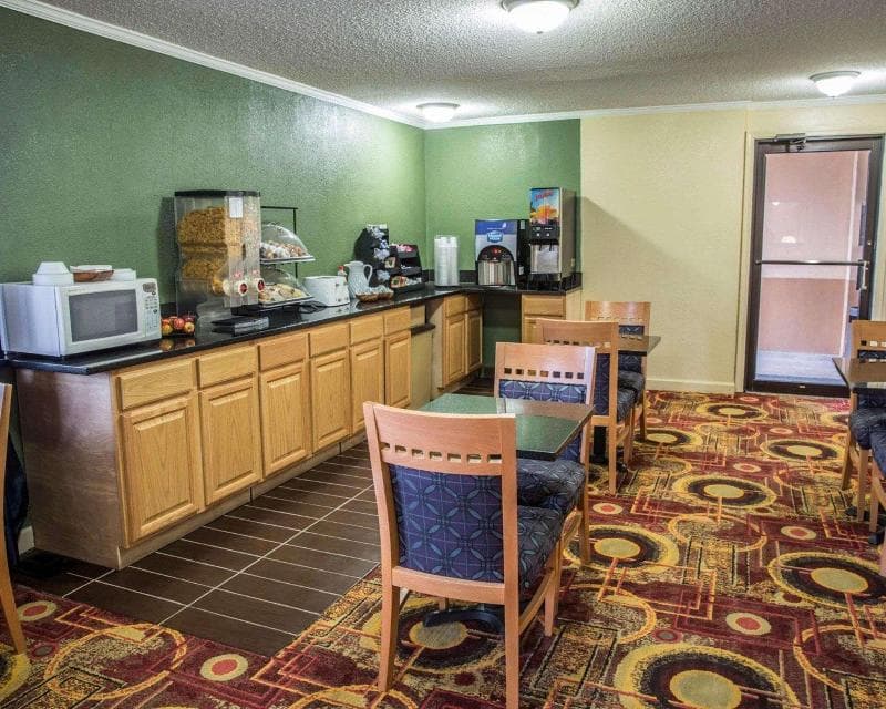 Rodeway Inn & Suites Plymouth Hwy 64 4