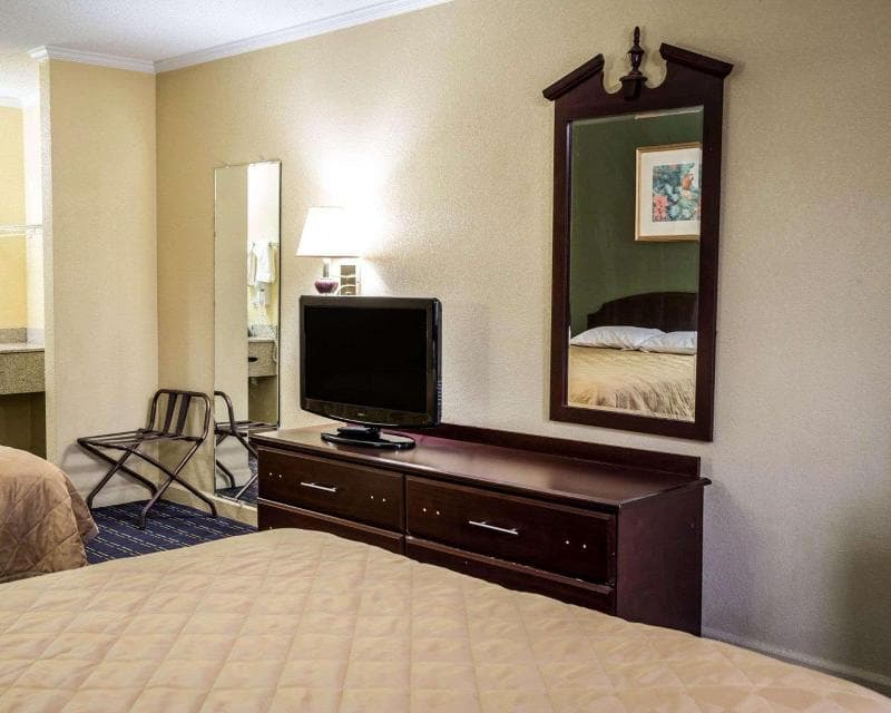 Rodeway Inn & Suites Plymouth Hwy 64 3