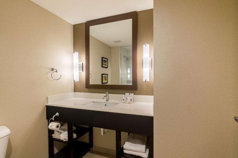 Comfort Suites Meridian And I-40 4