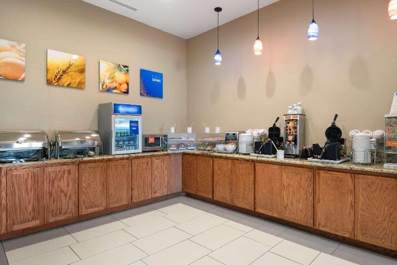 Comfort Suites University 3